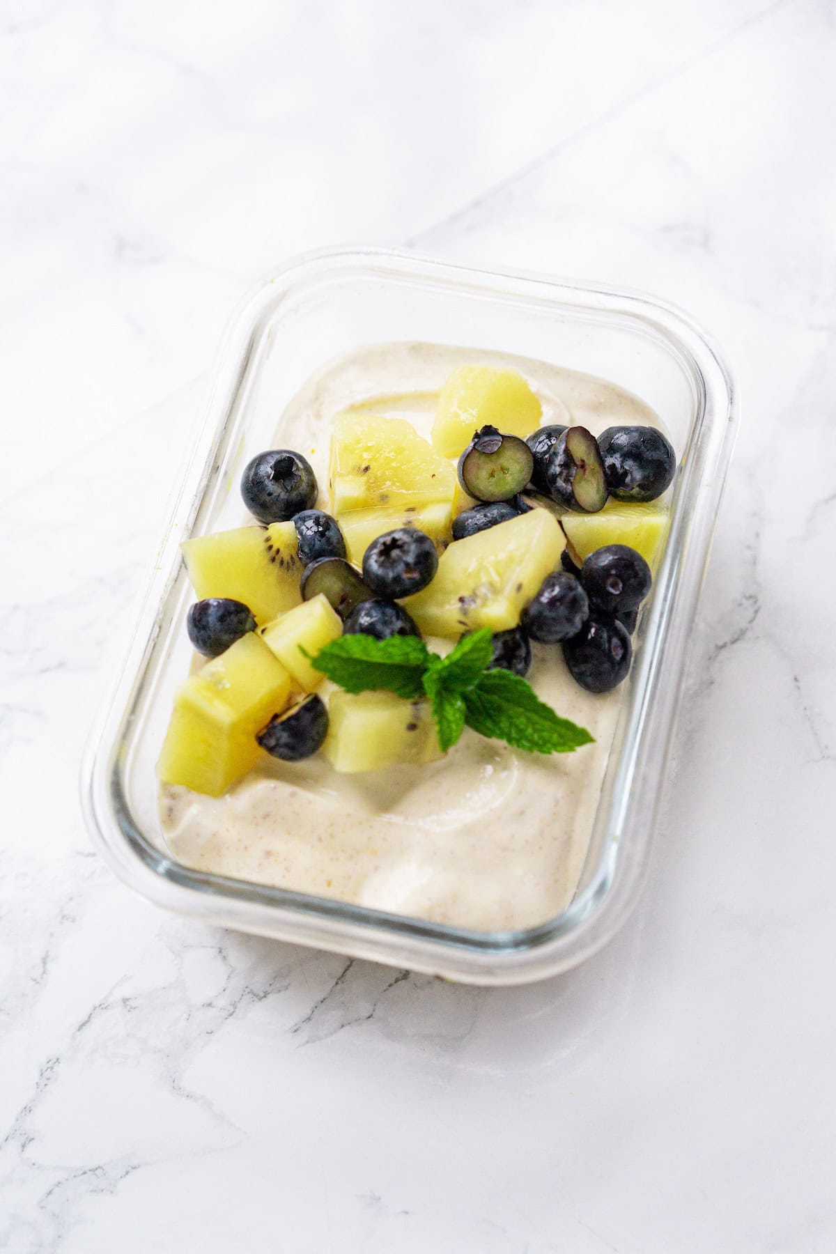 Cheesecake topped with kiwi and blueberry